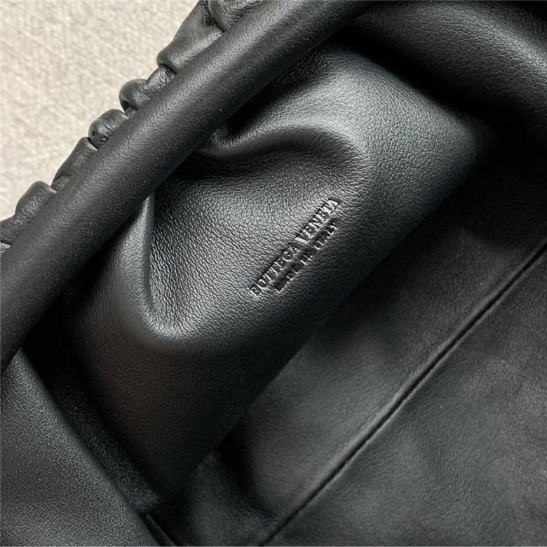 보테가베네타 버터카프 파우치백 미듐 585852 신상