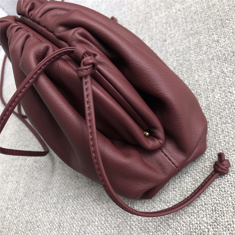 보테가베네타 버터카프 파우치백 미듐 585852 신상