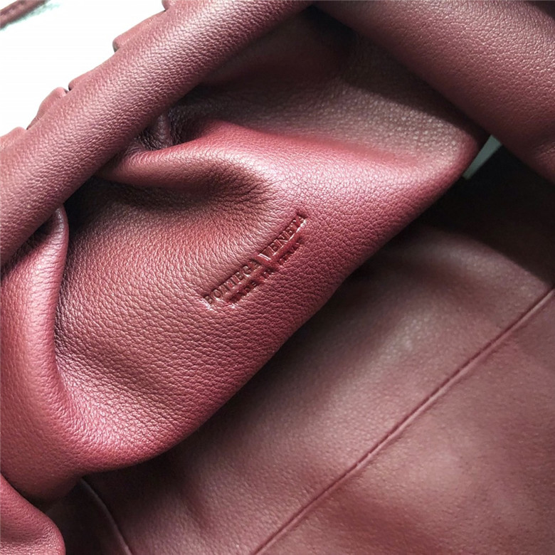 보테가베네타 버터카프 파우치백 미듐 585852 신상