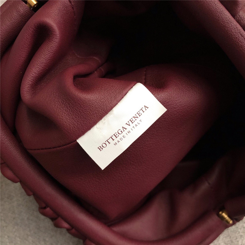 보테가베네타 버터카프 파우치백 미듐 585852 신상