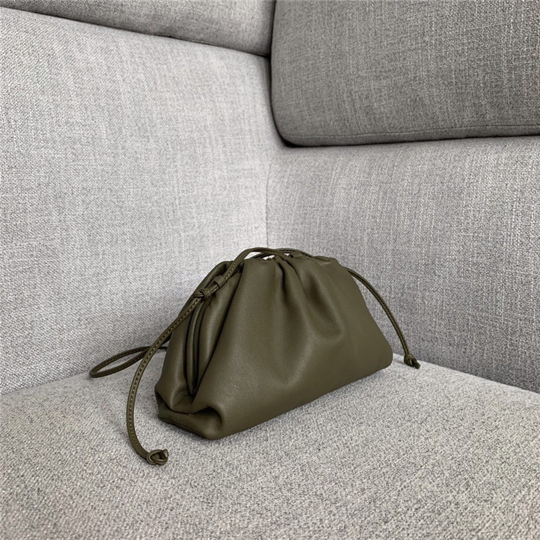 보테가베네타 버터카프 파우치백 미듐 585852신상