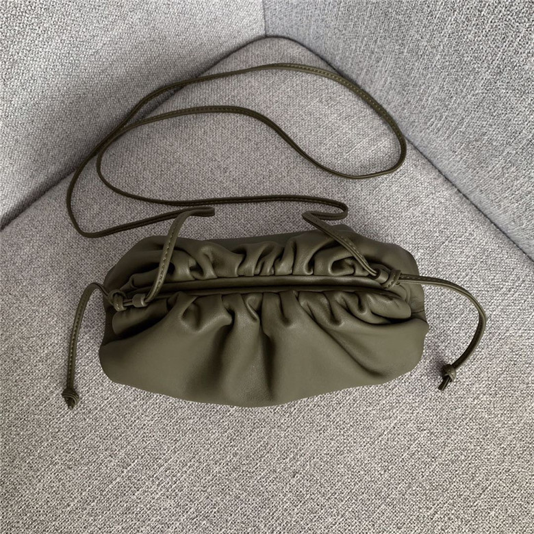 보테가베네타 버터카프 파우치백 미듐 585852신상