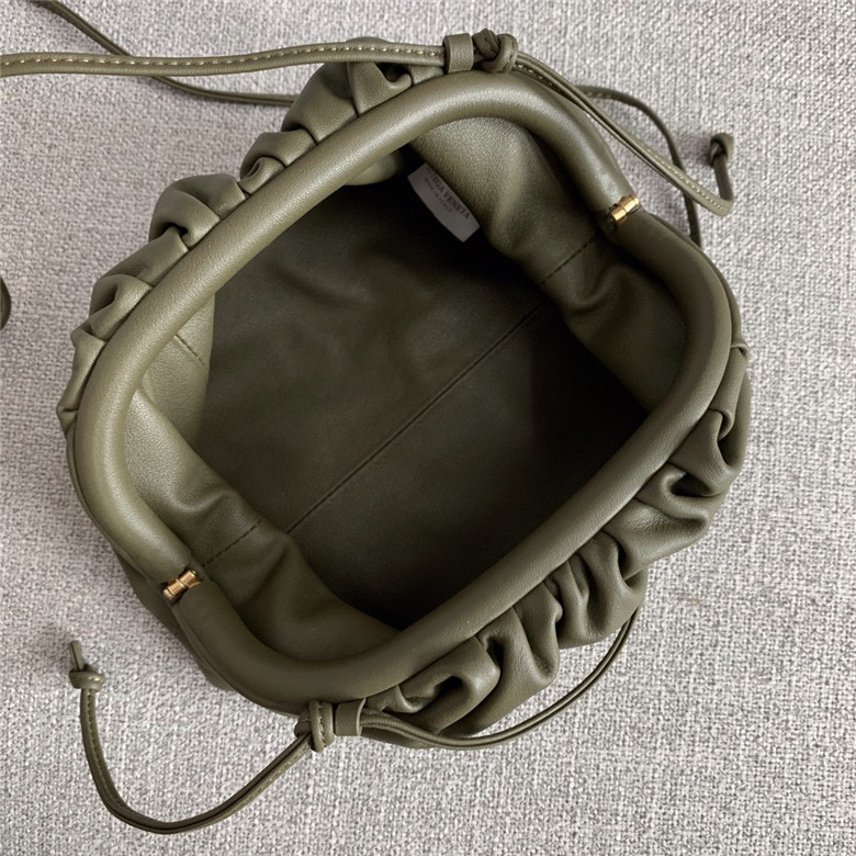 보테가베네타 버터카프 파우치백 미듐 585852신상