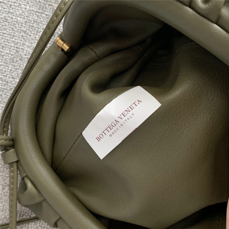 보테가베네타 버터카프 파우치백 미듐 585852신상