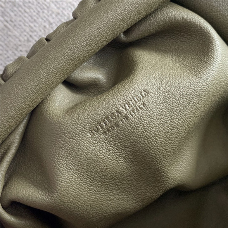 보테가베네타 버터카프 파우치백 미듐 585852신상