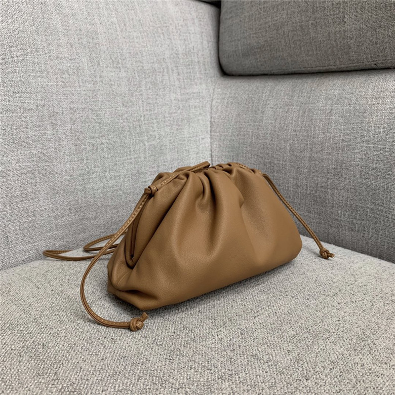 보테가베네타 버터카프 파우치백 미듐 585852 신상