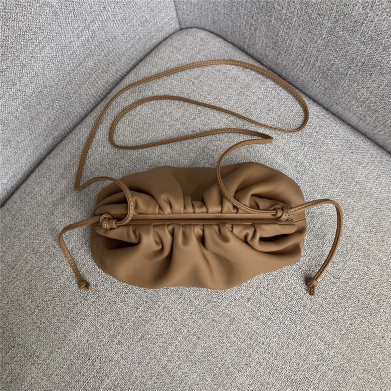 보테가베네타 버터카프 파우치백 미듐 585852 신상