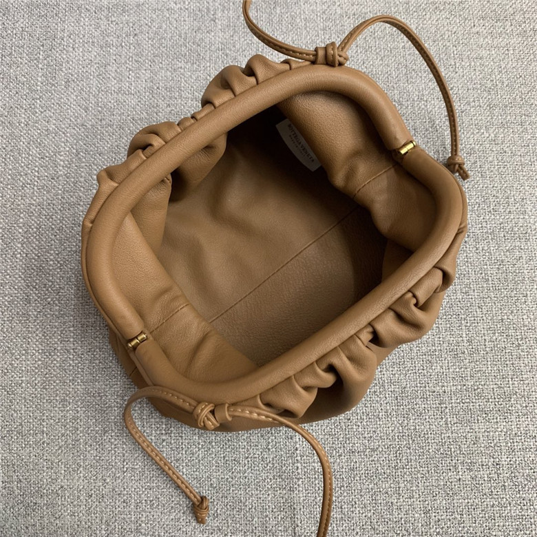 보테가베네타 버터카프 파우치백 미듐 585852 신상