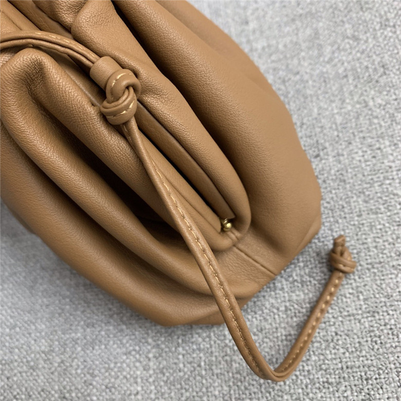 보테가베네타 버터카프 파우치백 미듐 585852 신상