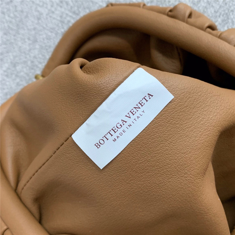 보테가베네타 버터카프 파우치백 미듐 585852 신상