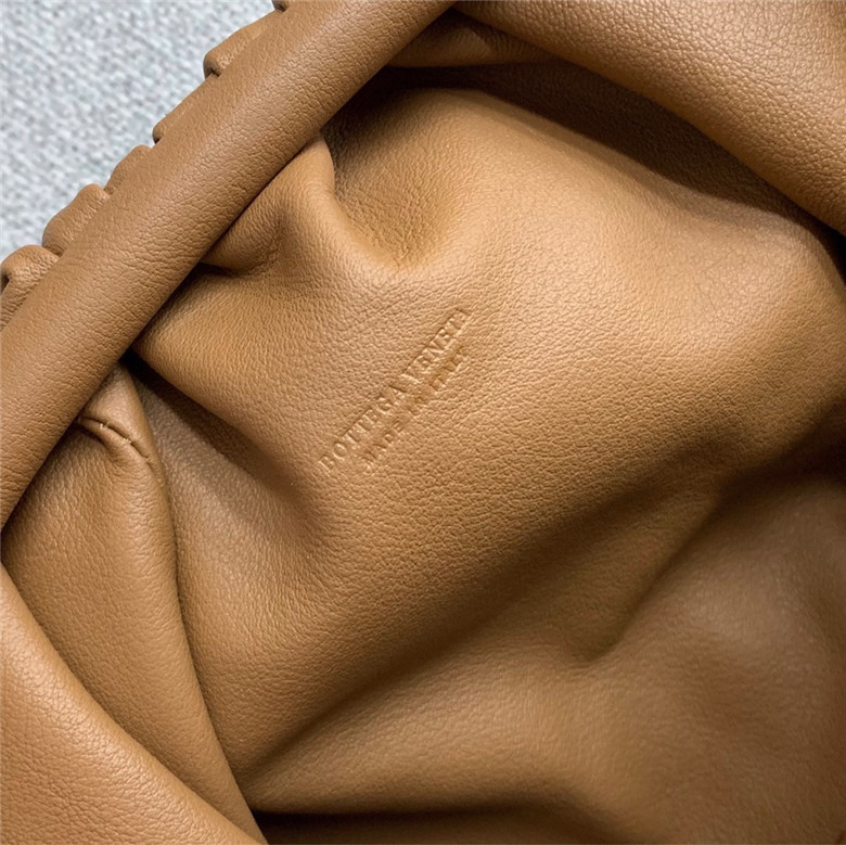 보테가베네타 버터카프 파우치백 미듐 585852 신상