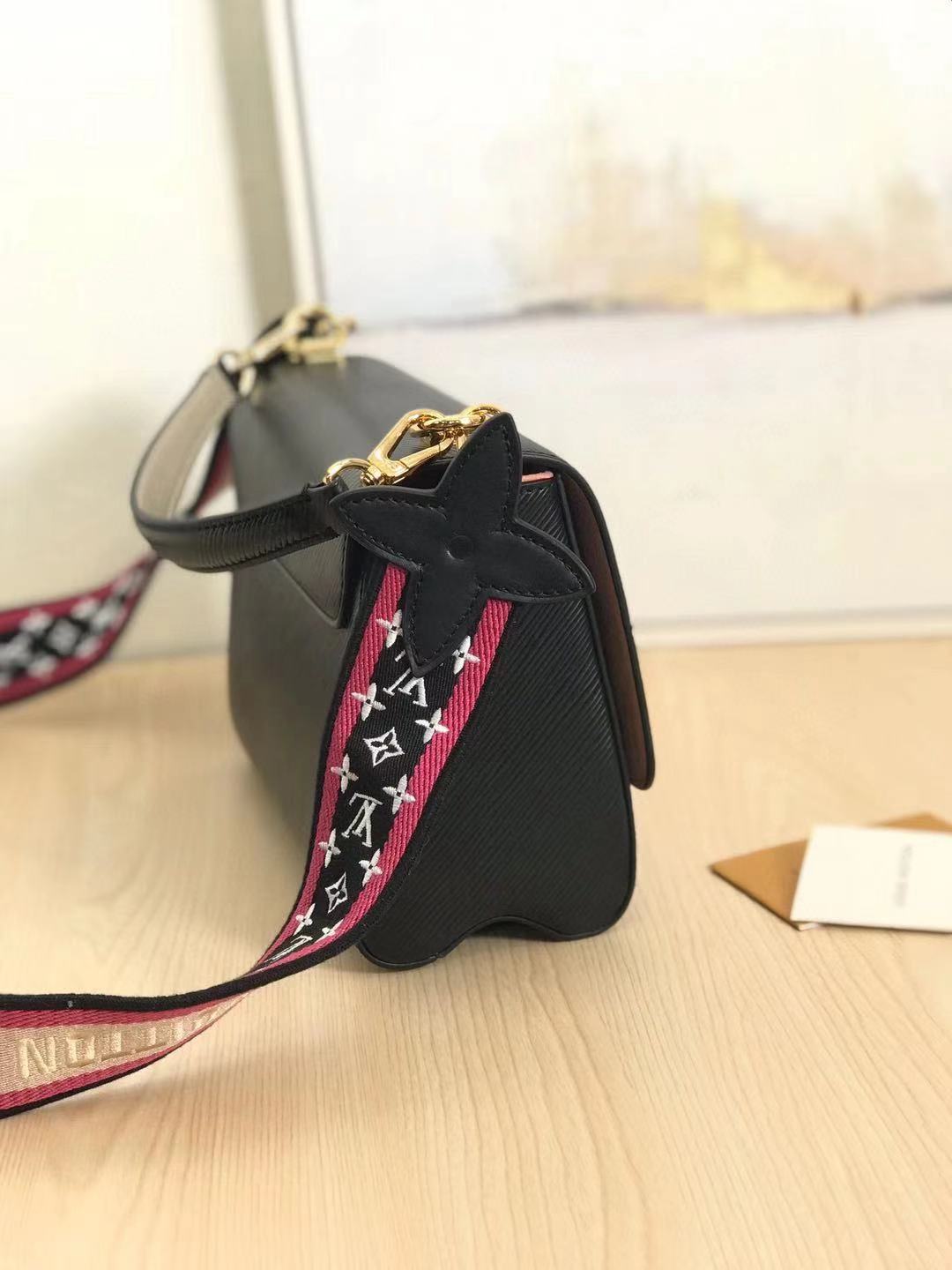  Louis Vuitton 루이비통 트위스트 MM M55677