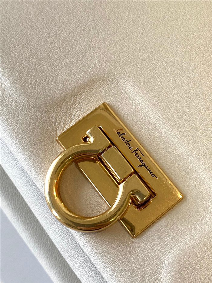 FERRAGAMO 페레가모 미니 트리폴리오백 F621015-2 /신상