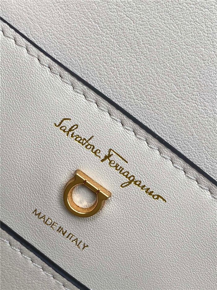 FERRAGAMO 페레가모 미니 트리폴리오백 F621015-2 /신상
