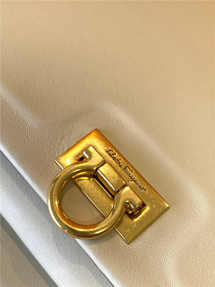 FERRAGAMO 페레가모 미듐 트리폴리오백 F621099-4/신상