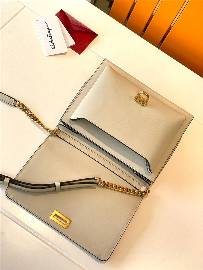FERRAGAMO 페레가모 미듐 트리폴리오백 F621099-4/신상