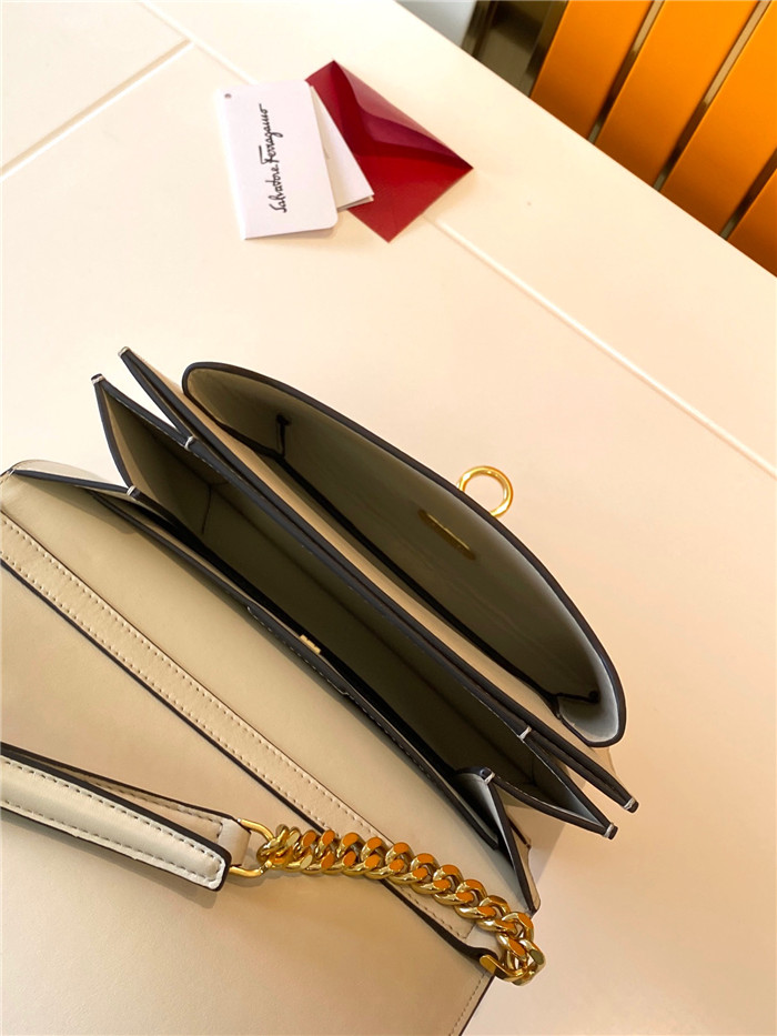 FERRAGAMO 페레가모 미듐 트리폴리오백 F621099-4/신상