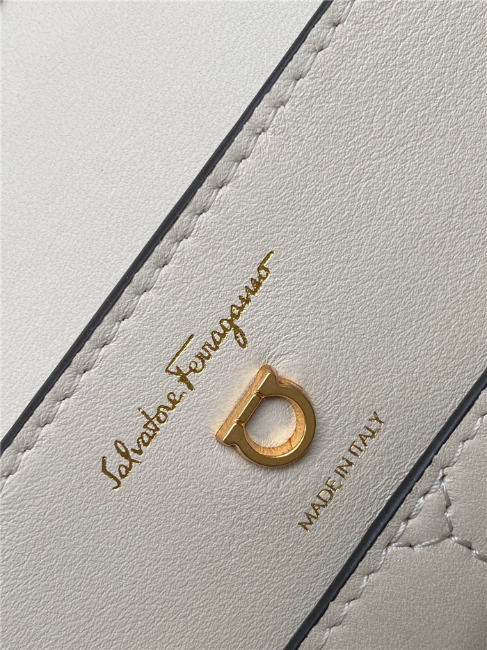 FERRAGAMO 페레가모 미듐 트리폴리오백 F621099-4/신상