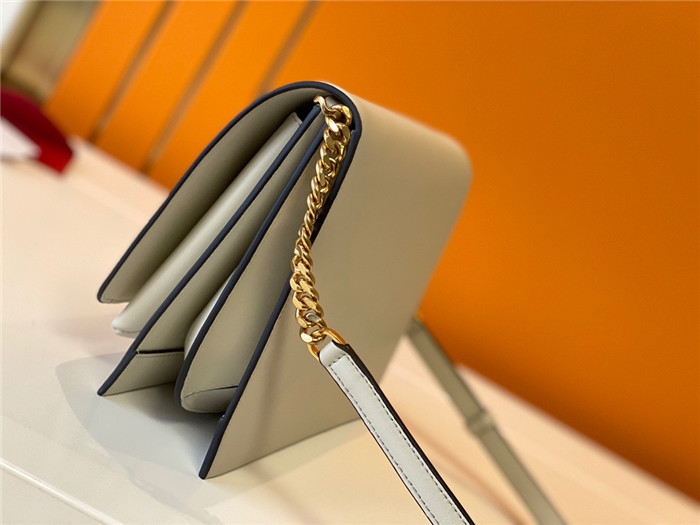 FERRAGAMO 페레가모 미듐 트리폴리오백 F621099-4/신상