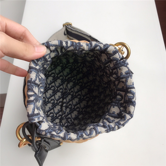 Dior  디올 Wicker 버킷백 D648008
