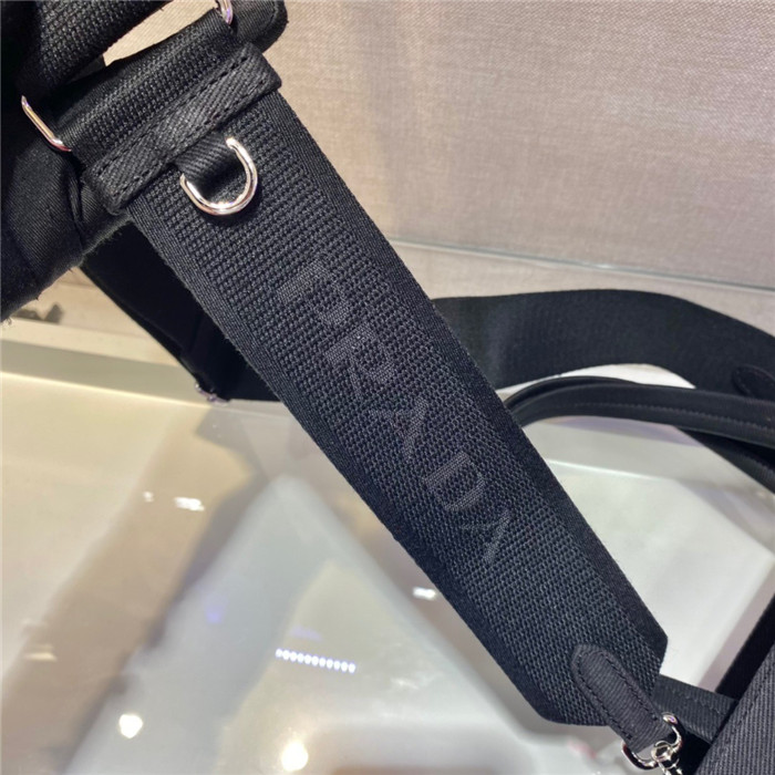 PRADA 프라다 엠보싱 로고 레더 토트백 1BG382