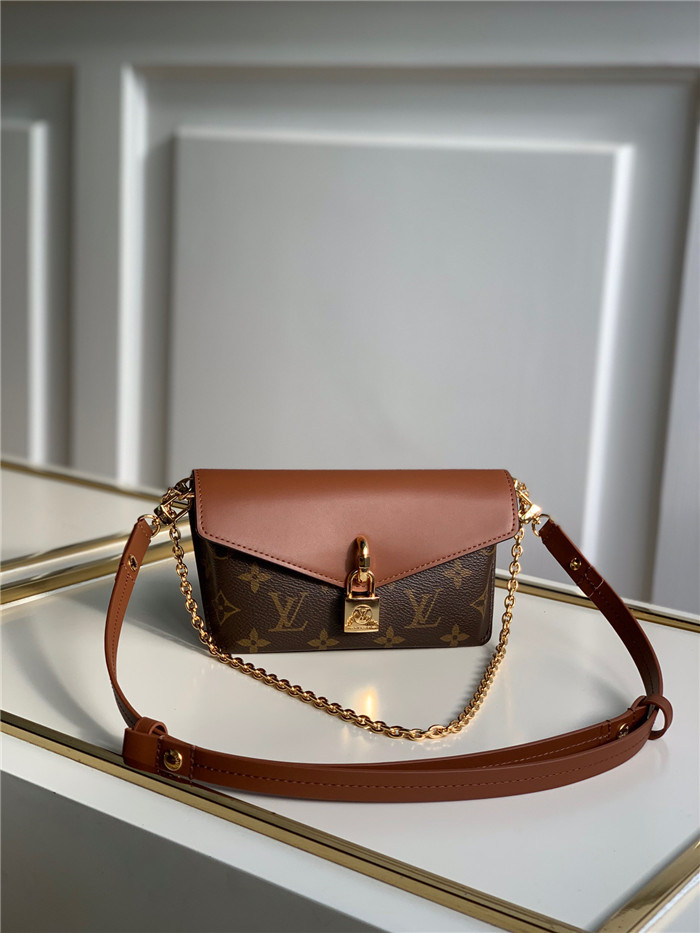 LOUIS VUITTON  루이비통 패드락 온 스트랩백 M80559
