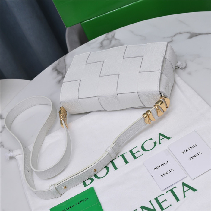 BOTTEGA VENETA 보테가 베네타 카세트백 미듐 B6687