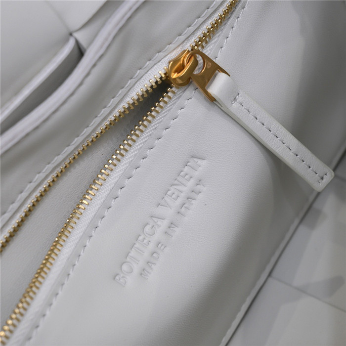 BOTTEGA VENETA 보테가 베네타 카세트백 미듐 B6687