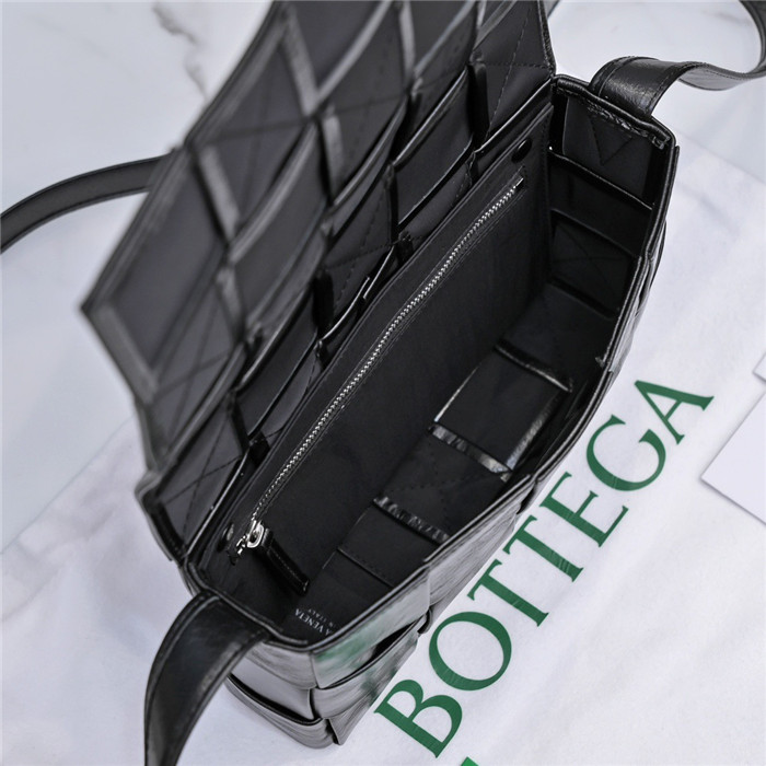  BOTTEGA VENETA 보테가 베네타 인트레치아토  카세트백 B668