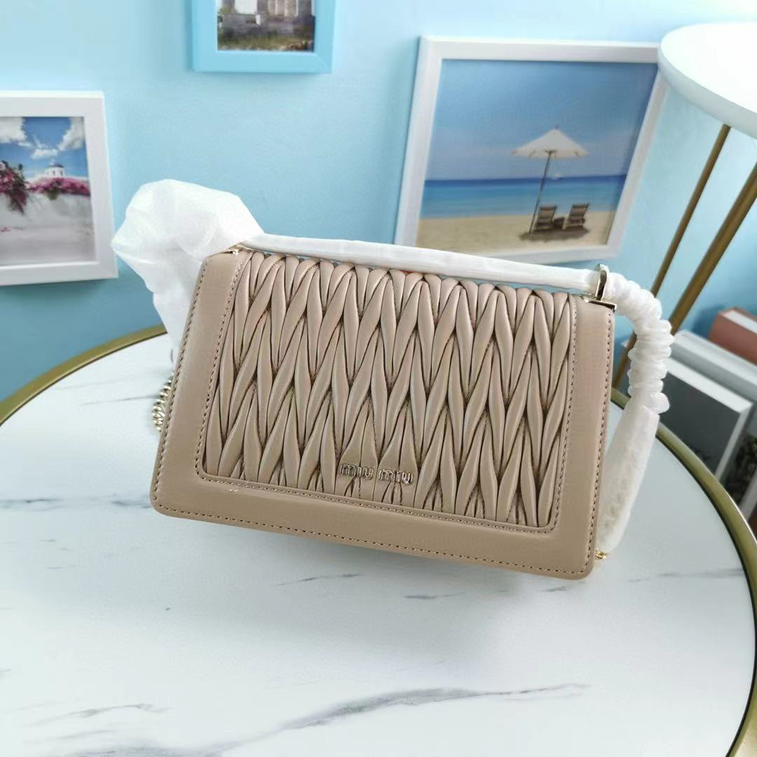 Miumiu 미우미우 컨피덴셜 마틀라세 숄더백