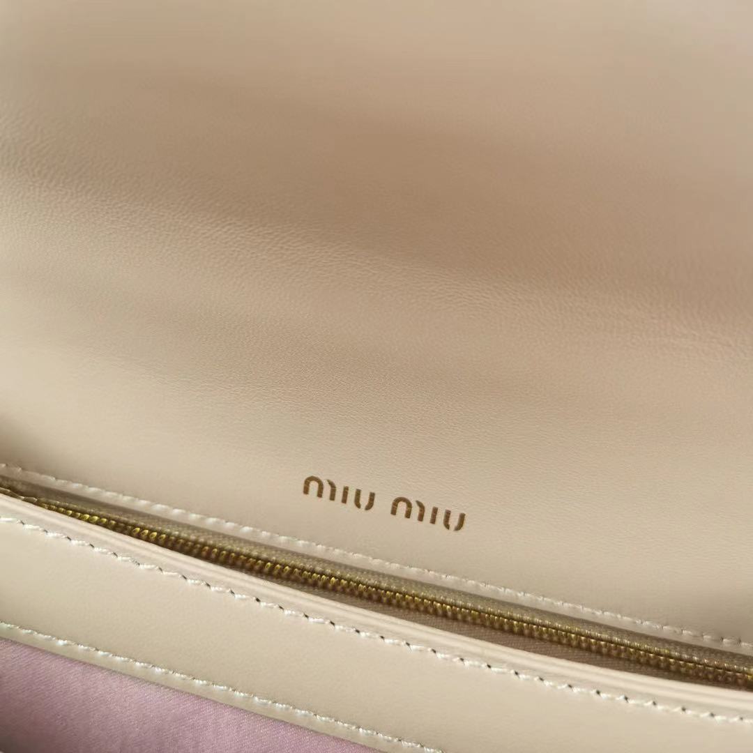 Miumiu 미우미우 컨피덴셜 마틀라세 숄더백