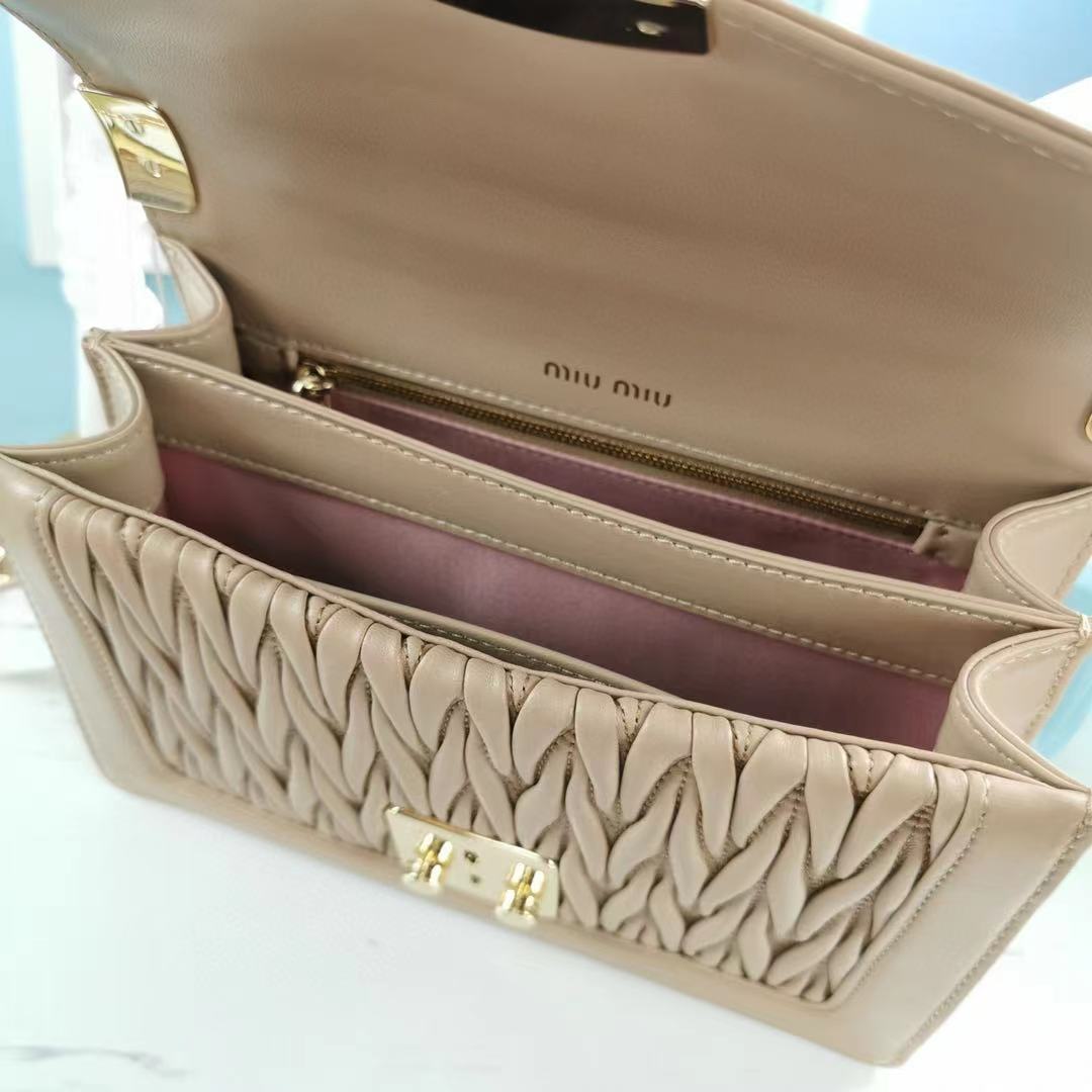 Miumiu 미우미우 컨피덴셜 마틀라세 숄더백