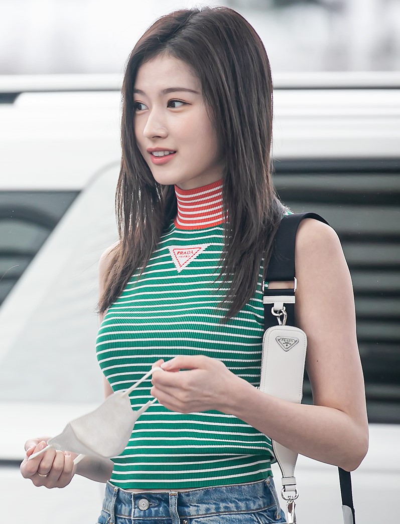 [트와이스 사나] PRADA 프라다 가죽 트라이앵글 숄더백 1BH190