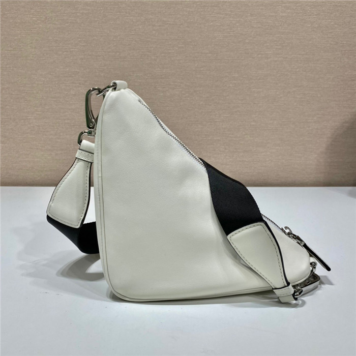 [트와이스 사나] PRADA 프라다 가죽 트라이앵글 숄더백 1BH190