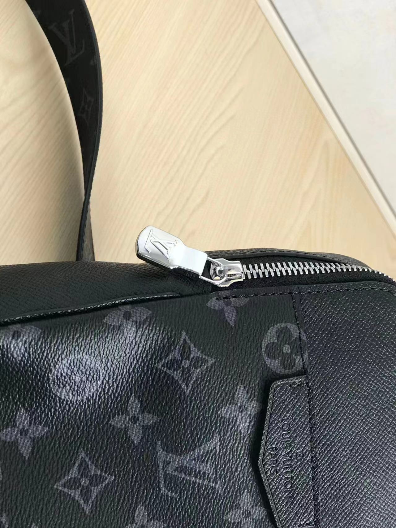  LOUIS VUITTON 루이비통 아웃도어 슬링백