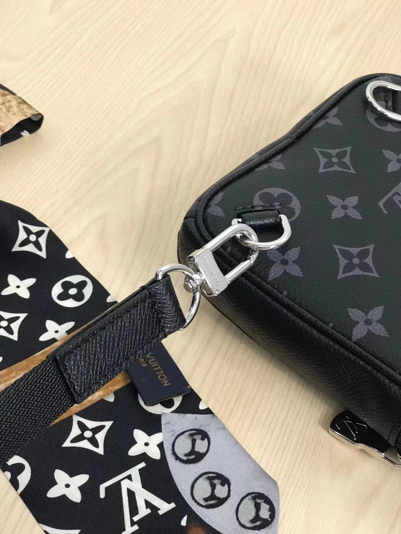  LOUIS VUITTON 루이비통 아웃도어 슬링백