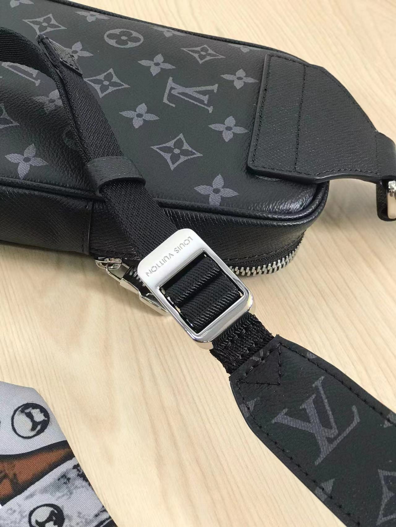  LOUIS VUITTON 루이비통 아웃도어 슬링백