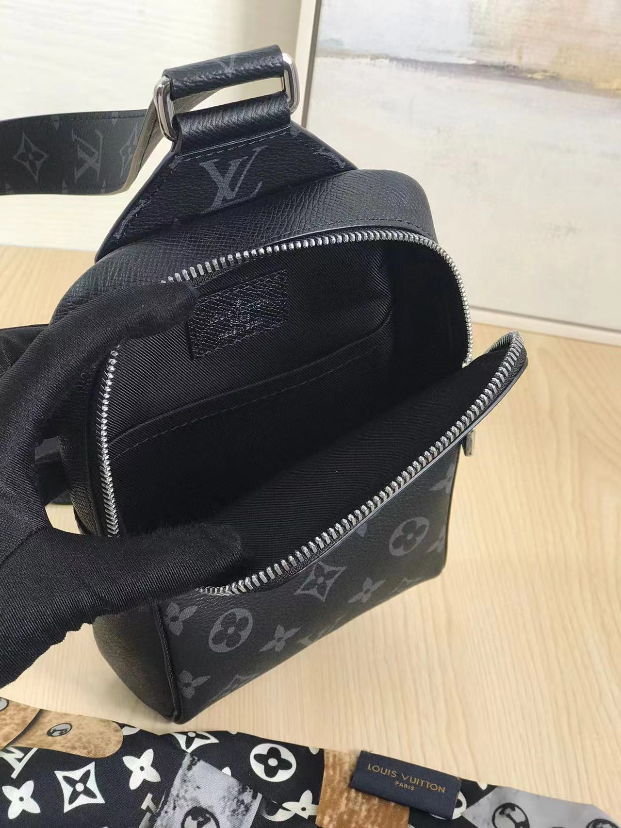  LOUIS VUITTON 루이비통 아웃도어 슬링백