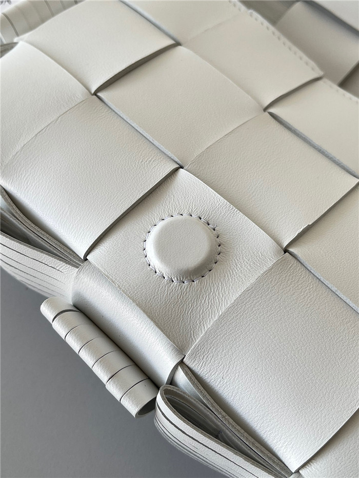 BOTTEGA VENETA 보테가 베네타 카세트백 미듐 B80400