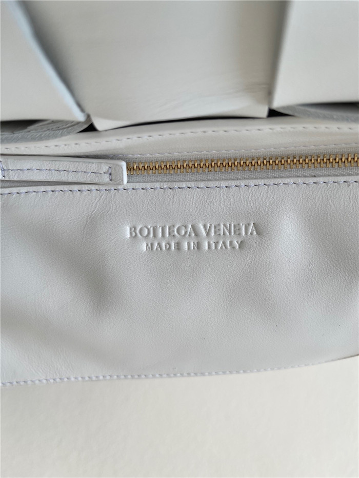 BOTTEGA VENETA 보테가 베네타 카세트백 미듐 B80400