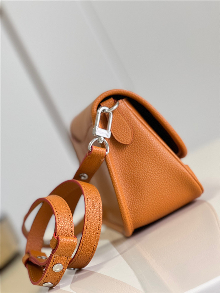 [배우 정호연] Louis Vuitton  루이비통 에피 그레인 가죽 부시 숄더백