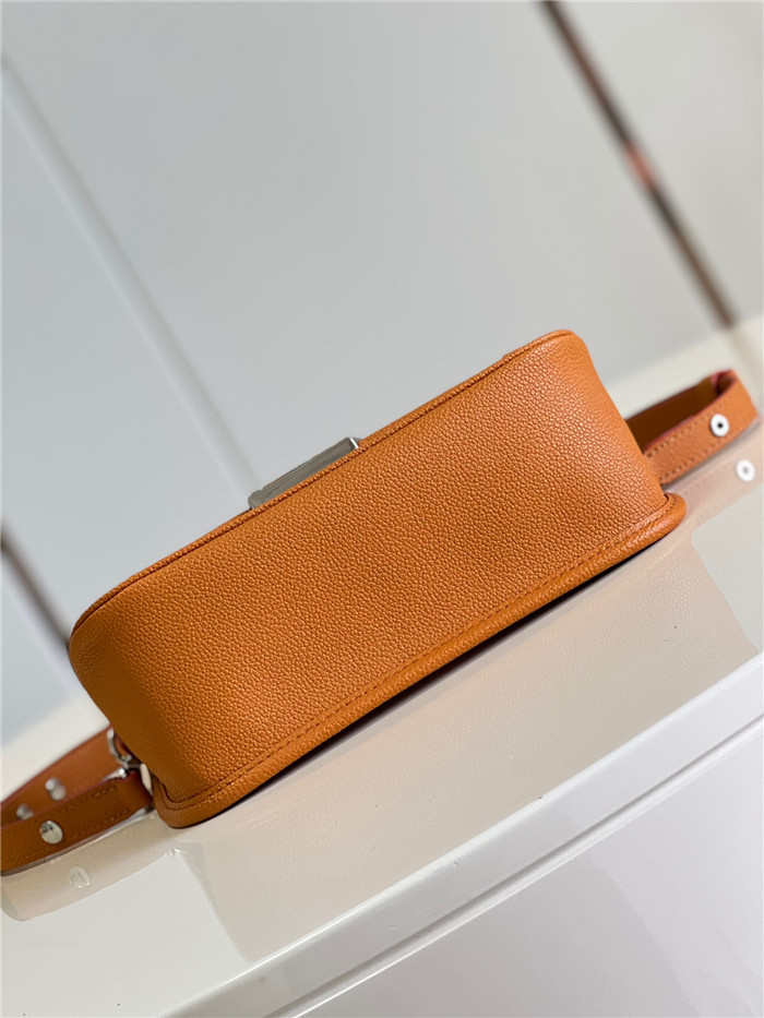 [배우 정호연] Louis Vuitton  루이비통 에피 그레인 가죽 부시 숄더백