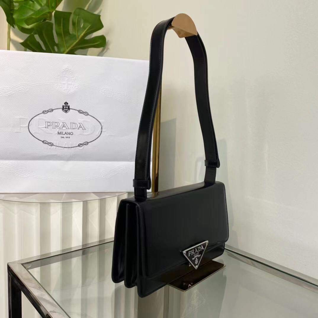 PRADA 프라다 엠블럼 브러시드 가죽 숄더 백