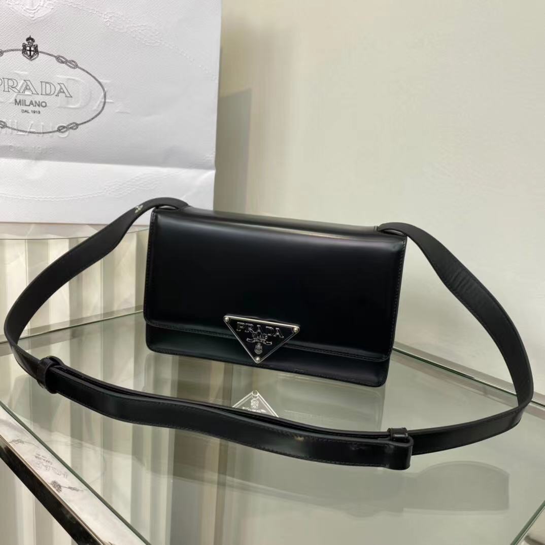 PRADA 프라다 엠블럼 브러시드 가죽 숄더 백