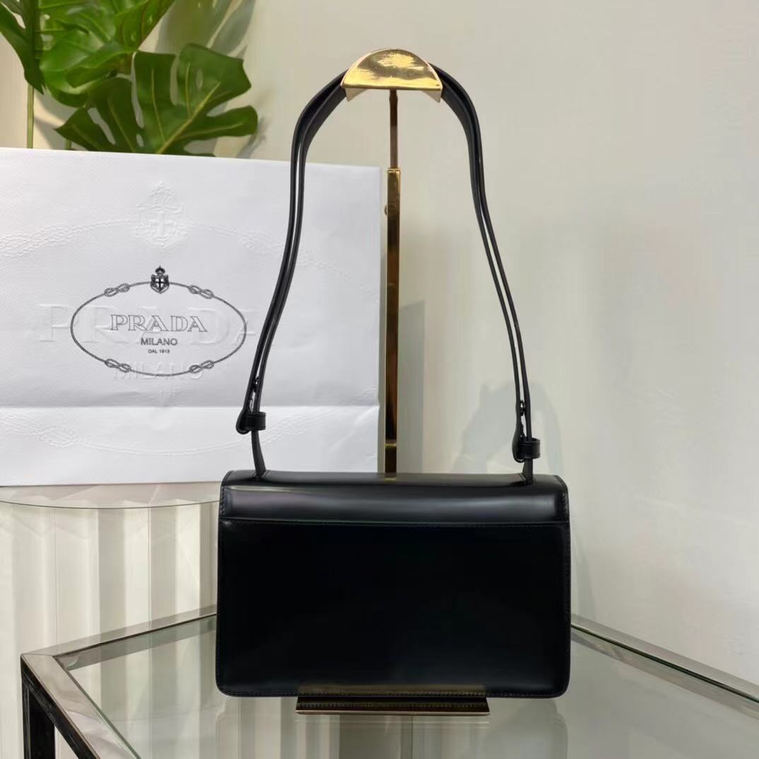 PRADA 프라다 엠블럼 브러시드 가죽 숄더 백