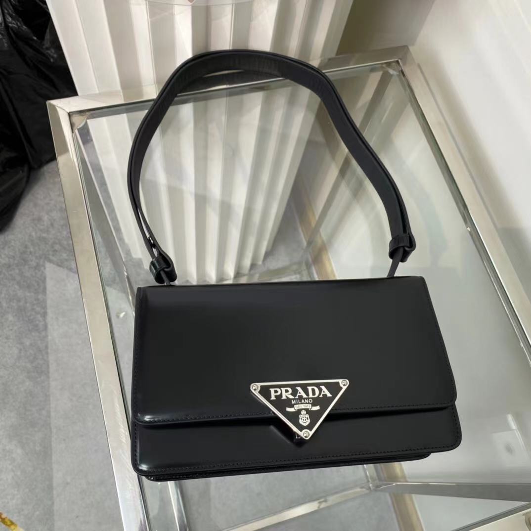 PRADA 프라다 엠블럼 브러시드 가죽 숄더 백