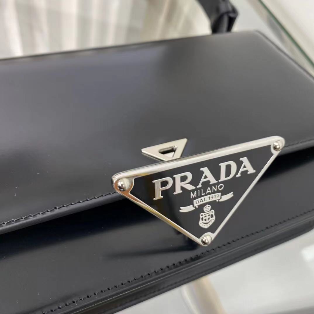 PRADA 프라다 엠블럼 브러시드 가죽 숄더 백