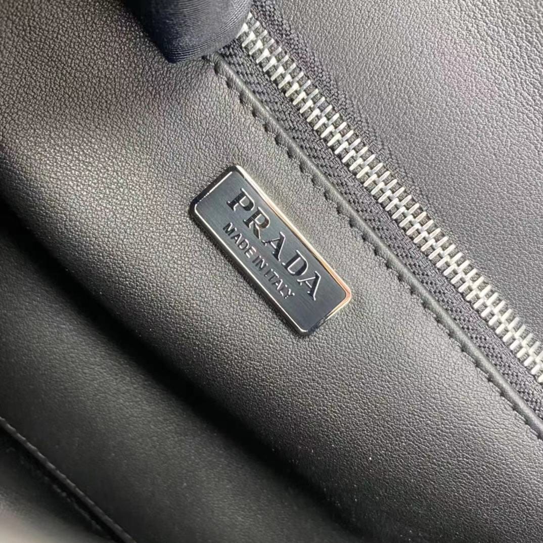 PRADA 프라다 엠블럼 브러시드 가죽 숄더 백