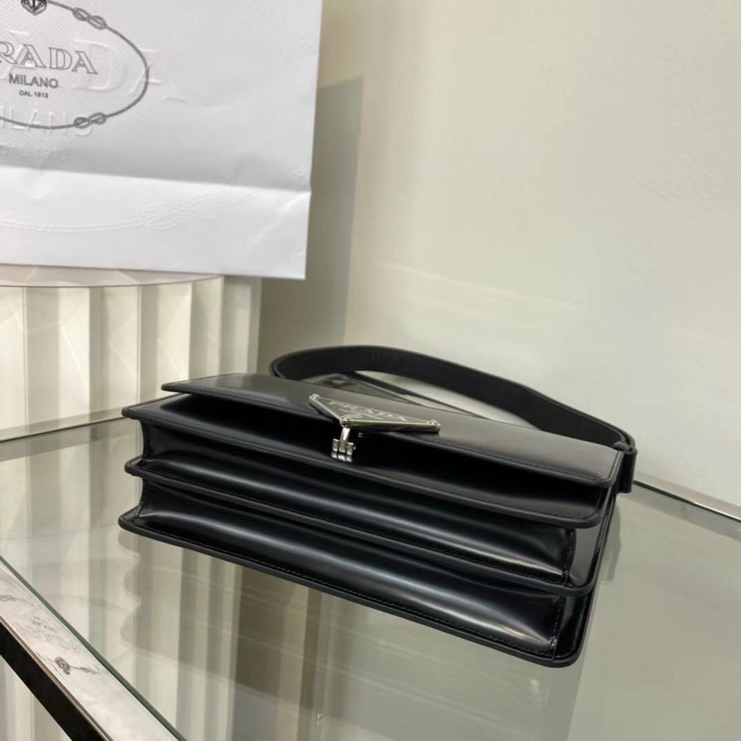 PRADA 프라다 엠블럼 브러시드 가죽 숄더 백