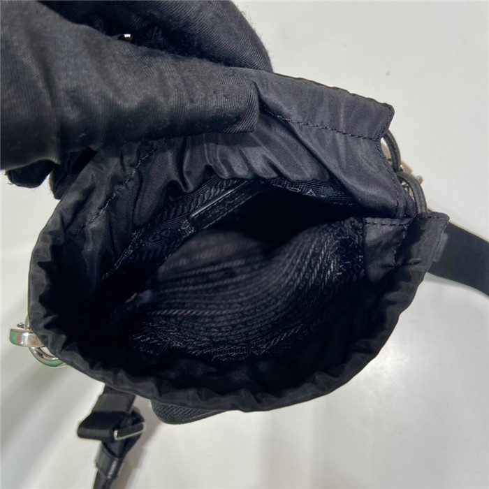 PRADA 프라다 드로스트링 리나일론 스마트폰 케이스 2ZH155